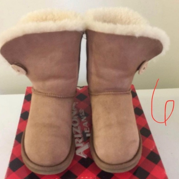 Authentic Ugg boots sz 6 tan/cream - Picture 1 of 2